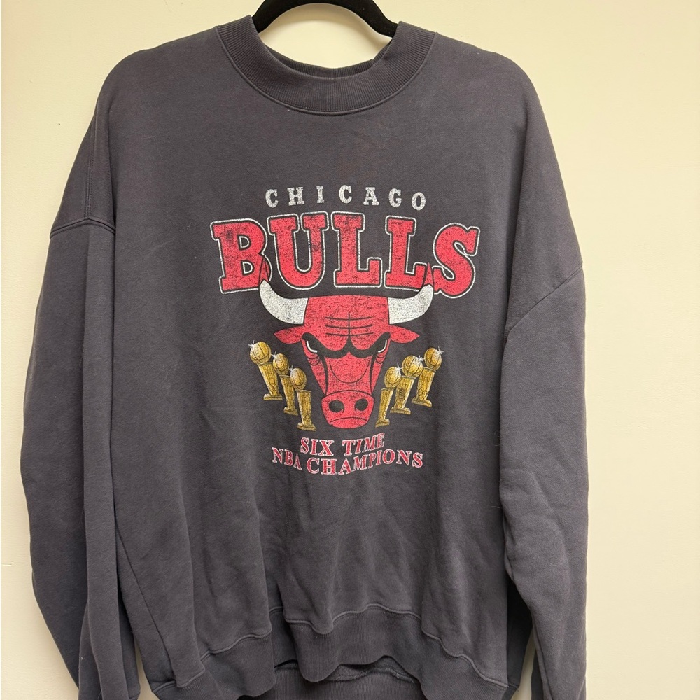Chicago Bulls - Abercrombie & Fitch Gray Crewneck Sweater. Oversized.